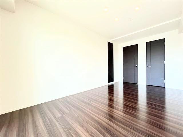 ウォークインクローゼット付きの洋室は、衣類だけでなく、趣味の道具もたっぷりと収納できます。荷物もすっきりと片付くので、お部屋をより広くお使いいただけます。