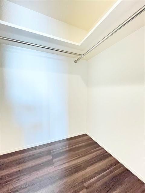 大容量のウォークインクローゼットは、たくさんの衣類や季節物を収納できます。
室内をすっきりと片付けられるので、お部屋をより広く活用できますね。