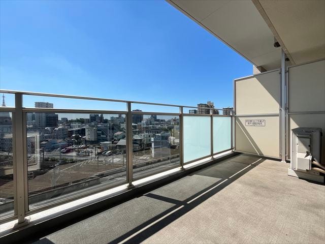 開放感のあるバルコニーからは、遠くまで広がる景色を楽しめます。洗濯物を干すだけでなく、椅子を出してくつろぐ、癒しの空間としても活用できますね。