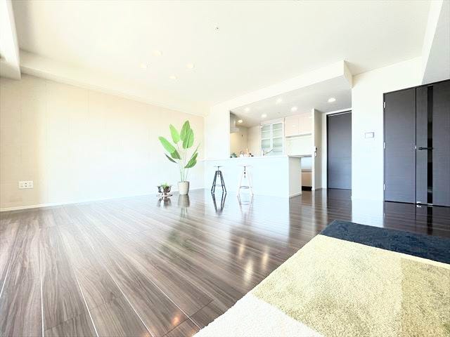 太陽の光がたっぷりと差し込む、南向きの明るいリビングです。
広々としたフローリングは、清潔感があり、お好みの家具も自由に配置できます。