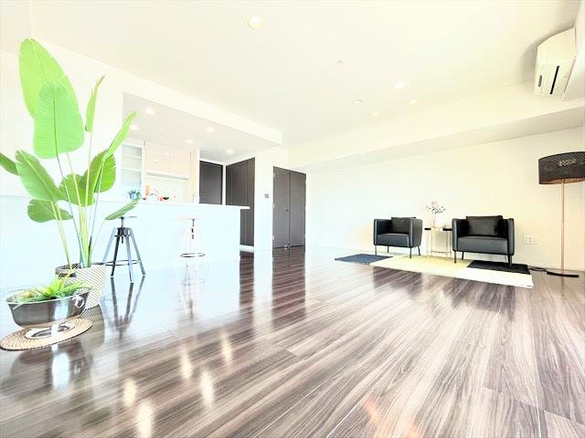 ゆとりある間取りで家具の配置も自由自在に楽しめます。家族が自然と集まり会話が弾む、心地よい時間を過ごせるリビングです。