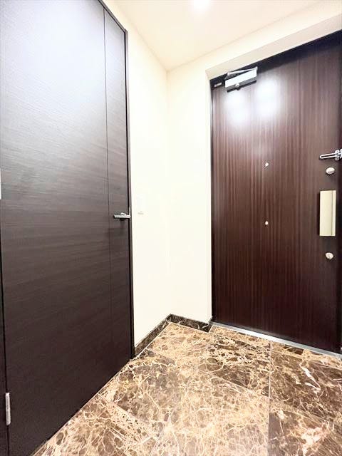 邸宅の顔として、重厚な玄関ドアが品格を演出します。訪れる人を心地よく迎え入れ、住まう人の暮らしに安らぎと誇りを与えます。