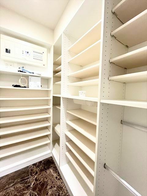 たくさんの靴や傘はもちろん、アウトドアグッズもたっぷり収納できるシューズインクローク。
玄関周りをすっきりと片付けられ、いつでも気持ちよくお迎えできます。