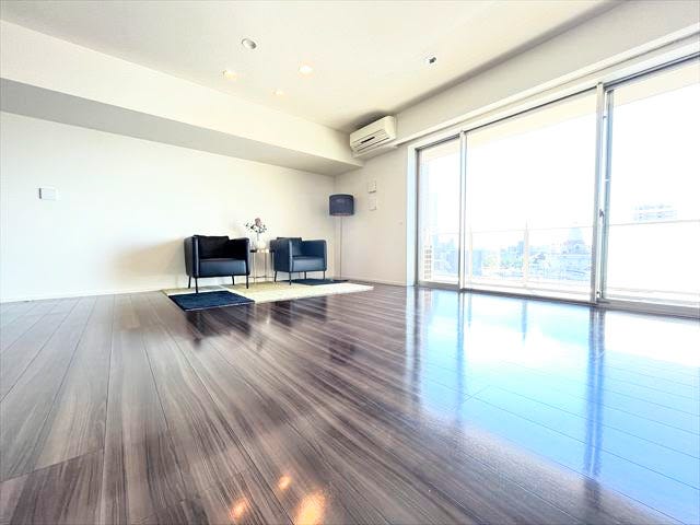 南に面した大きな窓からは、心地よい光がたっぷりと差し込みます。開放感のある空間は、日々の暮らしをより豊かにし、家族の憩いの場となるでしょう。