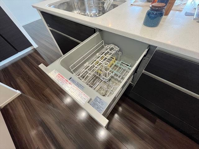 食洗機が家事の時間を短縮し、日々の暮らしにゆとりを生み出します。
手洗いでは難しい高温洗浄で、食器をいつでも清潔に保ちます。