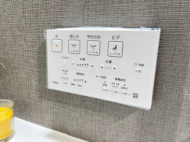 壁に設置されたリモコンで、温水洗浄や便座の温度調整を簡単に操作できます。
シンプルなデザインで、お掃除も楽にできます。