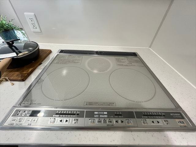 お手入れしやすいIHクッキングヒーターは、快適な調理をサポートします。火を使わないので、小さなお子様がいるご家庭でも安心してお料理を楽しめます。