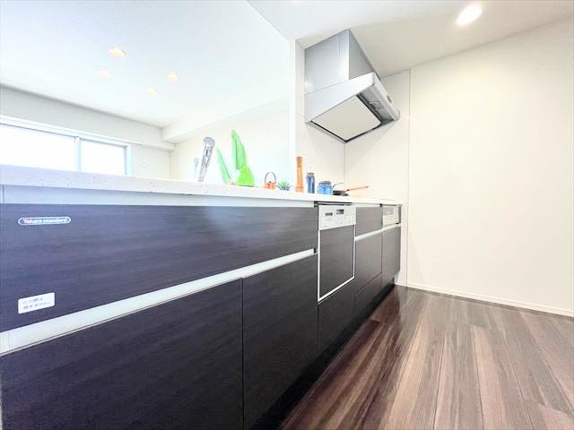 調理や片付けを助ける、食洗機を備えた機能的なシステムキッチン。家事の時間を減らして、家族との団らんをゆっくりと楽しめます。