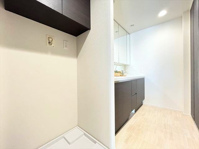 白を基調とした、清潔感あふれる洗面所は、毎日の身支度を気持ちよく整えられます。爽やかな朝のスタートを切りたいあなたにぴったりの空間です。