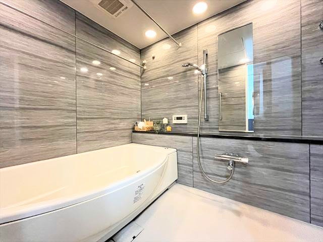 温かみのある木目の壁が印象的な、リラックス空間の浴室です。ゆったりと足を伸ばせる大きなバスタブで、一日の疲れを癒し、心も体もリフレッシュできます。