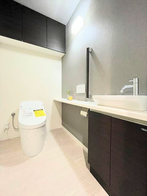 ゆとりのある洗い場も備えた、広々とした空間のトイレ。タンクレスのすっきりとしたデザインが特徴的です。お掃除もしやすく、いつでも清潔な状態を保てます。