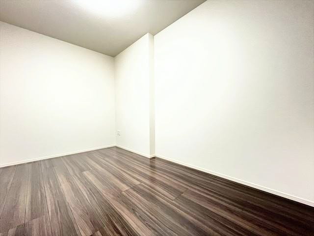 シンプルで使いやすい洋室です。お子さまの部屋や書斎など、ライフスタイルに合わせて自由にアレンジできます。南向きの窓からやさしい光が差し込む、居心地の良い空間です。