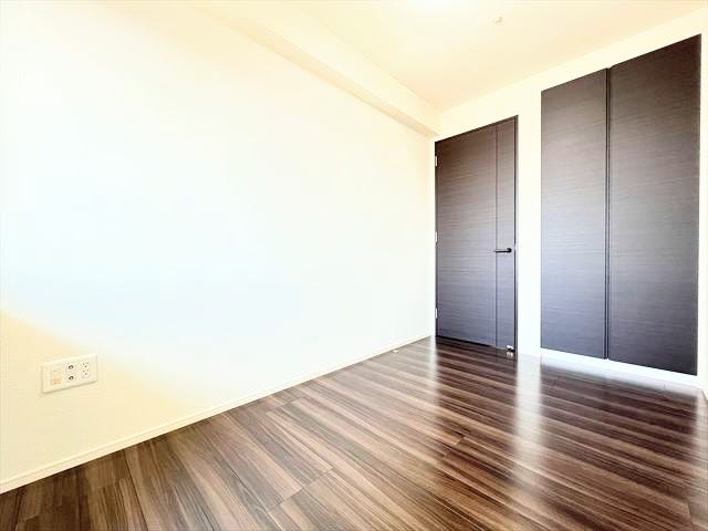 各居室に収納を完備しているので、お部屋を広くお使いいただけます。荷物もすっきりと片付くので、模様替えも気軽に楽しめますね。