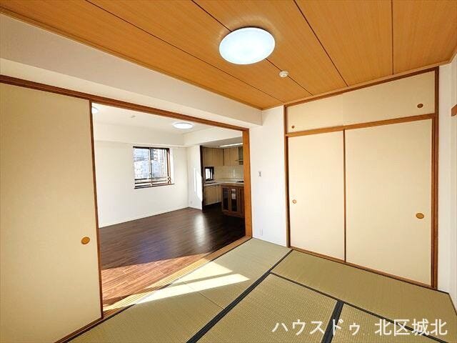 6帖和室
南面LDKと隣接和室。間仕切りを開放すれば広々としたおもてなしスペースに。