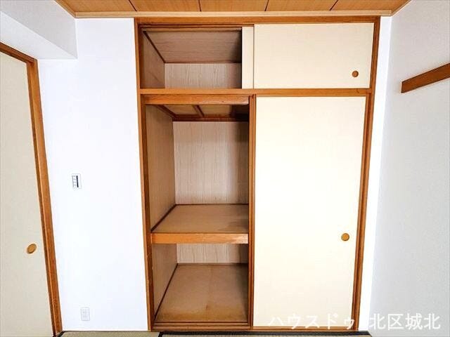 季節物の布団や衣類、大きな荷物もすっきり収納でき、生活空間を広く保てます。