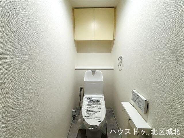 収納付きのトイレです。トイレットペーパーのストックも置いておけますね。棚には雑貨を飾ったり、観葉植物を置いても良いですね。