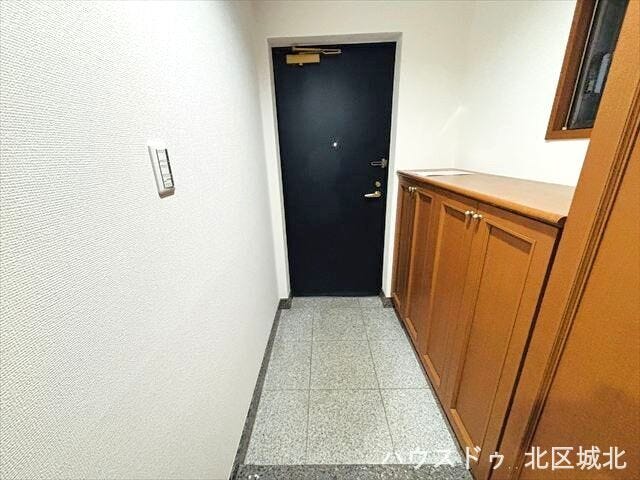 玄関がいつも片付く大容量シューズボックスです。小物を飾っても良さそうですね。