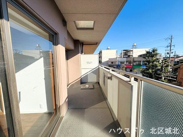 日当たりの良いバルコニーは、洗濯や布団干しに便利。休日には日差しを浴びながらくつろぎの時間を過ごせます。