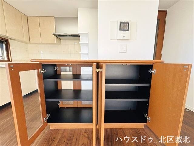 キッチン前のカウンター下は収納スペース付き。食器や日用品をすっきり収められ、ダイニング周りを広く使えます。