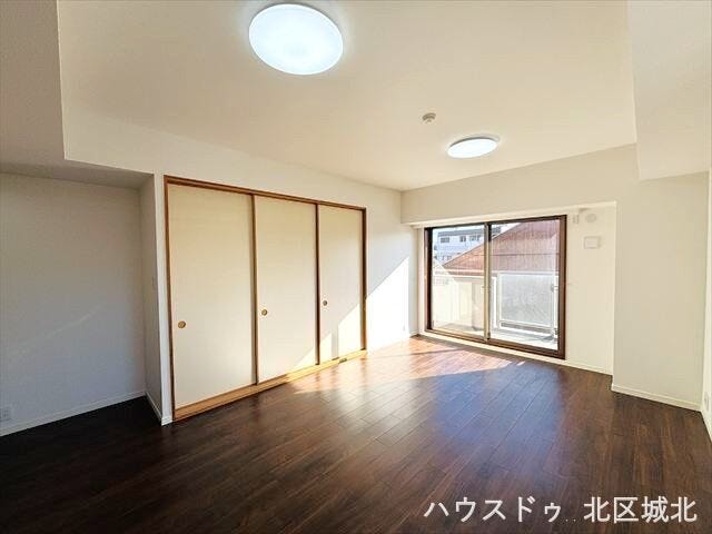 南向きのリビングは日当り良好です。隣には和室も続いているので、扉をオープンにして空間を広く使うことも出来ますね!