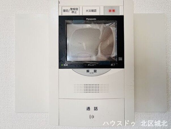 インターホンにモニターが付いているので、玄関まで行かずに来客の対応が出来ます!