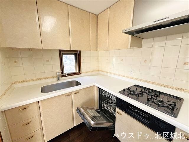 3口コンロ完備なので同時に調理できますね。グリルもあり焼き物調理も捗ります。奥様が喜ぶ食器洗い乾燥機付♪