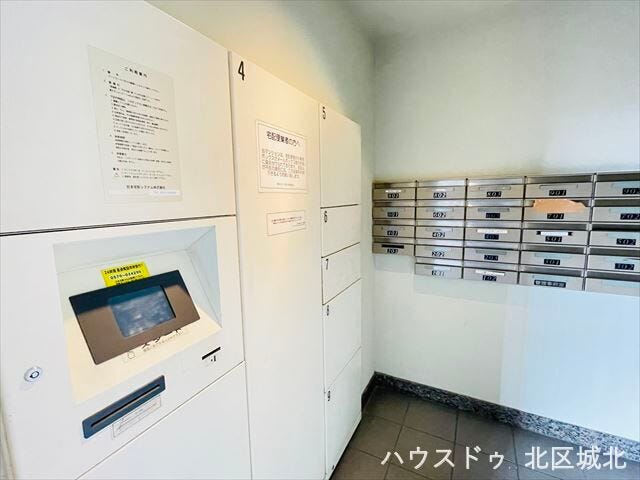 不在時でも荷物を受け取れて便利な宅配ボックスを完備。