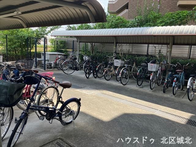 駐輪場です。
屋根が付いていますので、自転車が雨で濡れることなく保管することができます。