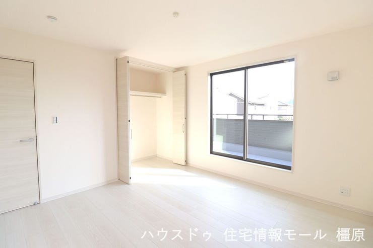 大容量のクローゼットをもうけており、沢山の衣類や小物もすっきり整理できます。