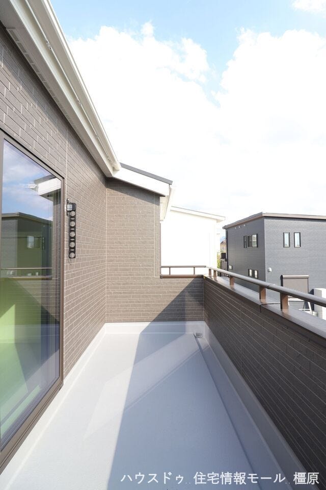 日差しがたっぷり降りそそぐ南向きバルコニー。冬場でもお洗濯物がしっかり乾きます。