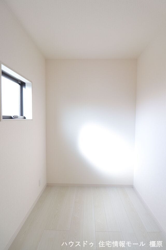 約2帖の広さがあり季節の家電やスーツケースのような大きな物もしっかり整理できます。