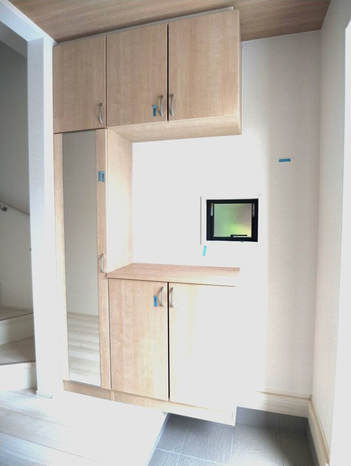 大容量のシューズボックスを備え、家族全員の靴や小物をまとめて収納可能。玄関をいつでもすっきり保てます。