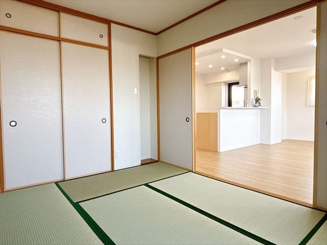 畳のある暮らしが楽しめる和室。リビングとつながる落ち着いた空間です。