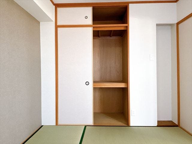 押入れ収納は奥行きがあるので、衣装ケースや突っ張り棒を使って空間を有効活用できます!