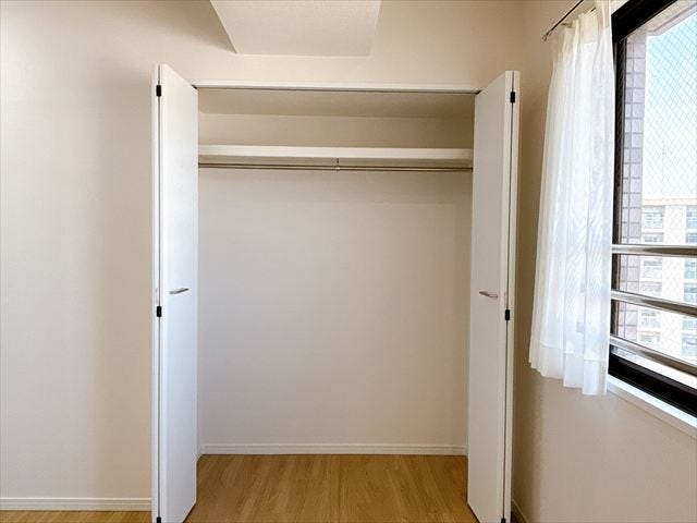 新たに家具を買わなくても良いので、ハンガーパイプ付きのクローゼットは嬉しいですね。