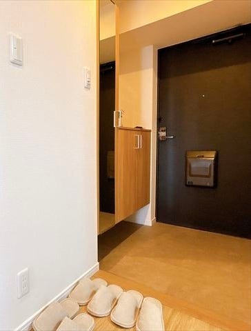 玄関収納には小物を飾るスペースがあります。季節ごとに小物を変えたりとアレンジ次第でさらにオシャレな玄関になります!