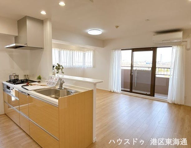 【リビング】
日差しがうれしいリビング。大窓からの見晴らしも気持ちいいです。