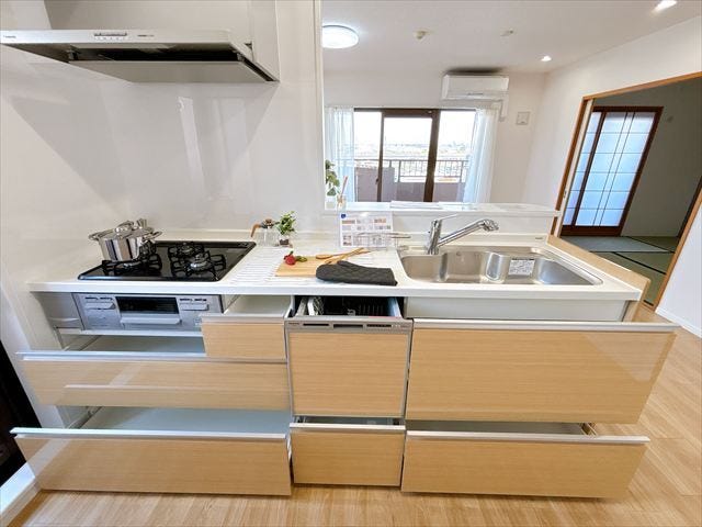 収納スペースもしっかりあります。お料理の段取りもよくなりますね。