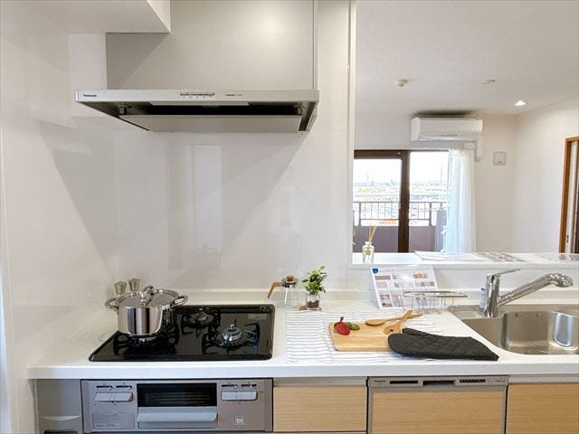 リビング・ダイニングを見渡すことができるカウンターキッチン。