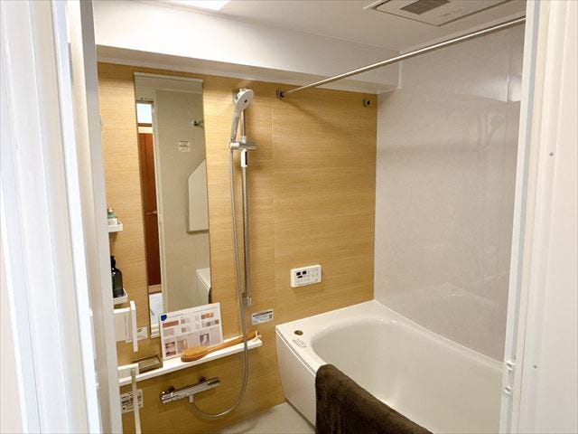 壁の色に変化をつけているので、明るさを保ちつつも落ち着いた印象の浴室です。広々としたバスタブは1日の疲れをリフレッシュ出来そうですね。