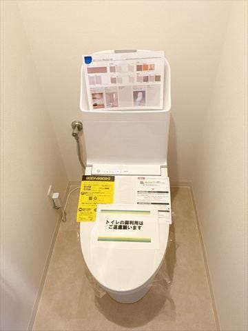 装飾の少ないシンプルなトイレだからこそ、使い勝手やアレンジがしやすいのも魅力です。