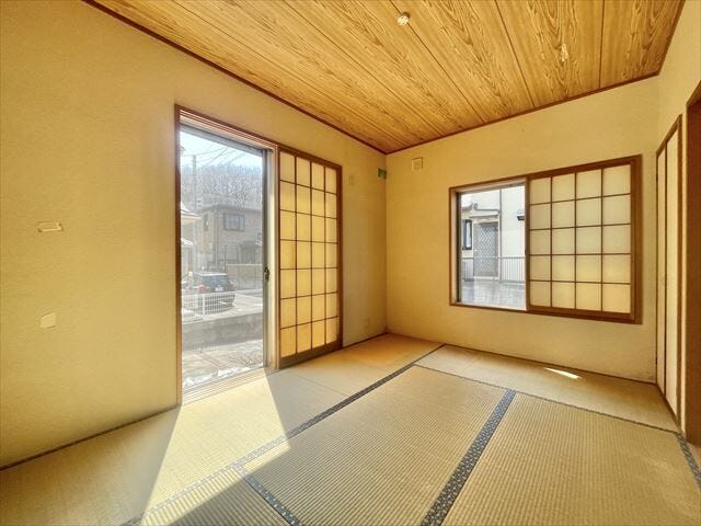 6.5帖和室:LDKに隣接していて、普段はお子様の遊び場やお昼寝のスペースとしてお使いいただけます。来客時には寝室としてお使いいただけます。