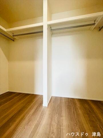 2階全洋室ウォークインクローゼットが完備され、机やベットを置いても十分な広さが確保できます。2階7帖洋室。U字にハンガーポールと枕棚が設置されているのでご夫婦で左右で分けてお使いいただけます。