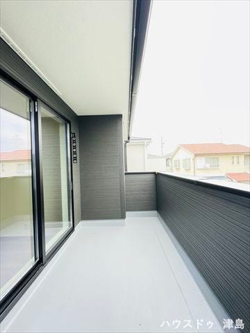 7帖洋室に面したバルコニー。晴れた日には洗濯作業が捗りそうですね。窓側に物干し金具が設置さられているので居室にいながら洗濯物を干すことができます。