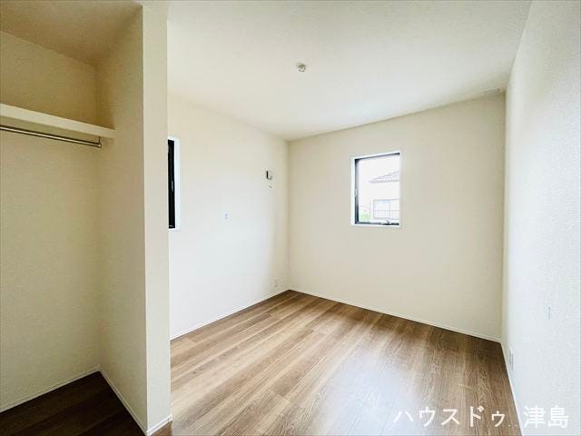 2階東側5.2帖洋室。北東に位置するお部屋です。両側の窓を開放することで、風の通り道ができ、気持ちの良い風がお部屋全体に広がります。