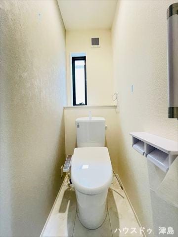 2階トイレ。ただしい朝も2個あり快適です。2階で過ごすときも階段を使わずに済むのはうれしいですね。トイレの後ろには棚があるので季節のお花やかわいい置物を置いてもいいですね♪