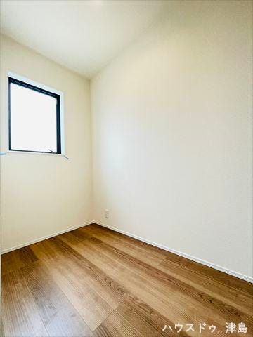 納戸は季節物家電や衣類など、普段使わないものをまとめて置いておける場所があると室内をスッキリさせることができますね。窓が設置してあるので、通気良好です。