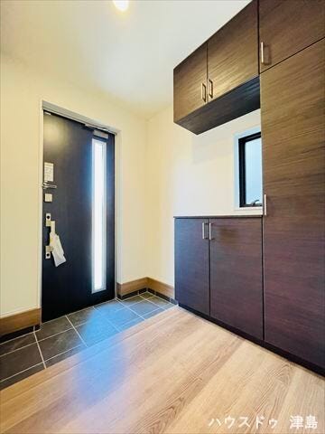 天井高さまであるシューズボックスは住まいの顔ともいわれる玄関をきれいに保ってくれます。スリット窓があり明るく、お好みのインテリアで飾ってお客様やご家族をお出迎え。