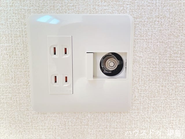 LDKに設置されたガスコンセント。ガス暖房器具を置いていただけます。効率よくスグ温まれて冬場に活躍します。テーブルに置くポータブルガスコンロも設置できますよ。