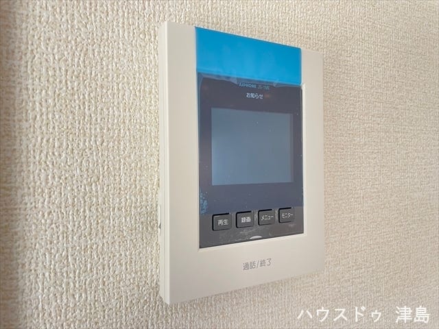 モニター付きインターホンは来訪者を事前に確認してから会話ができ安心です。また、訪問者と直接会わずに会話ができてトラブルの回避のもなります。